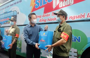 Công đoàn Hà Nội trao quà, động viên người lao động và lực lượng tham gia phòng, chống dịch